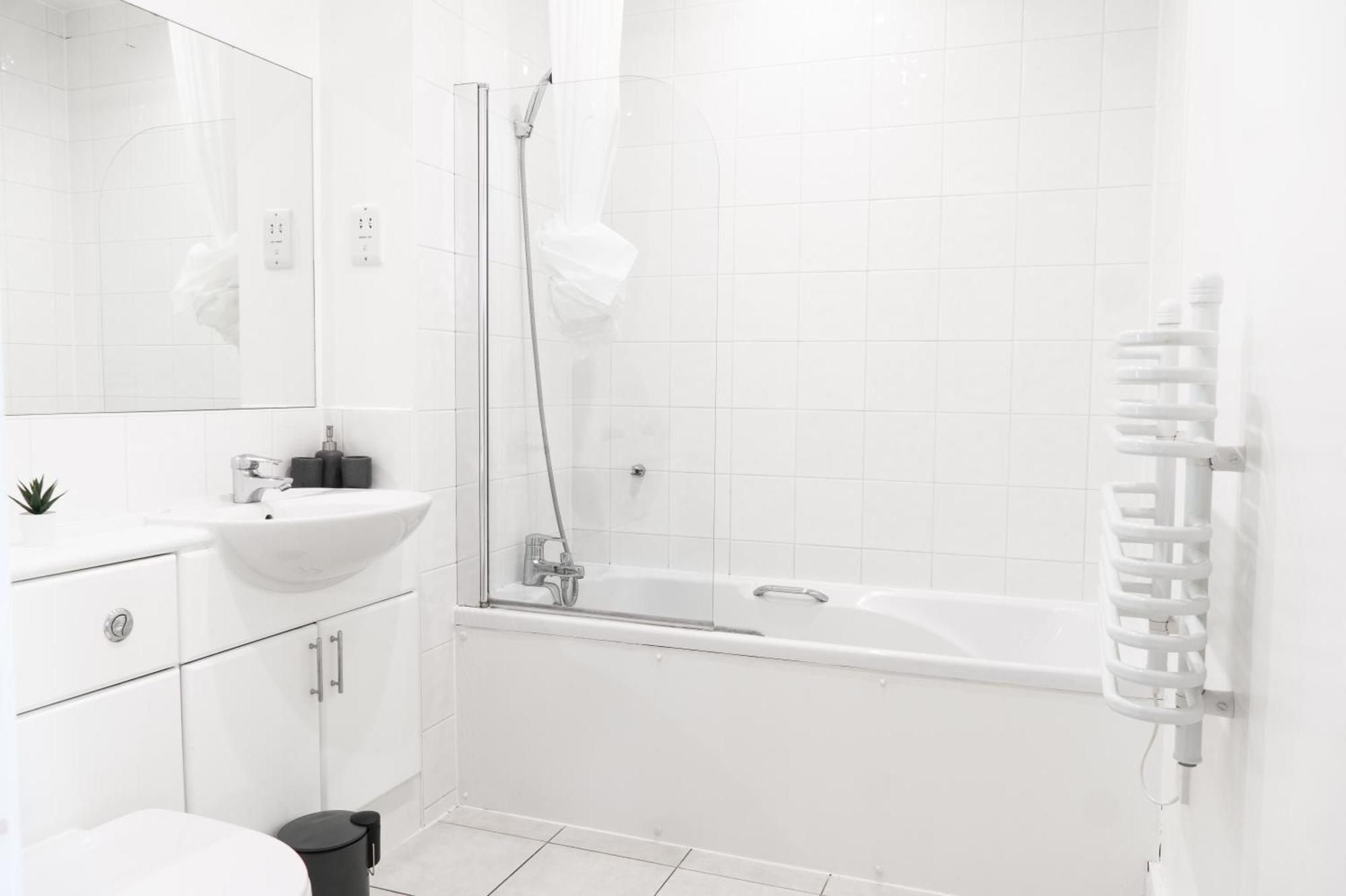 The Regency Suite - Modern 2-Bed 1-Bath Apartment เชิร์ทซีย์ ภายนอก รูปภาพ