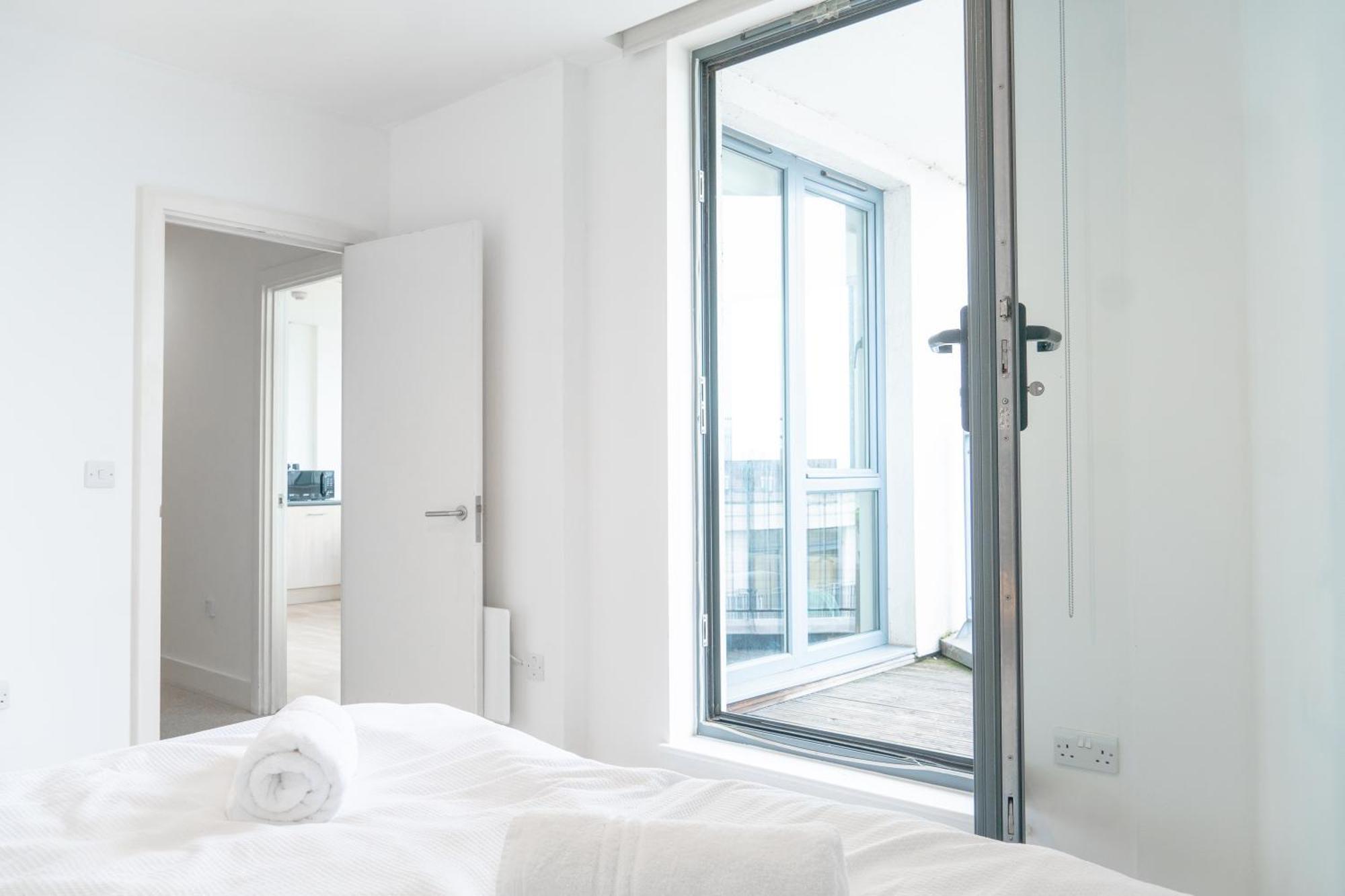 The Regency Suite - Modern 2-Bed 1-Bath Apartment เชิร์ทซีย์ ภายนอก รูปภาพ