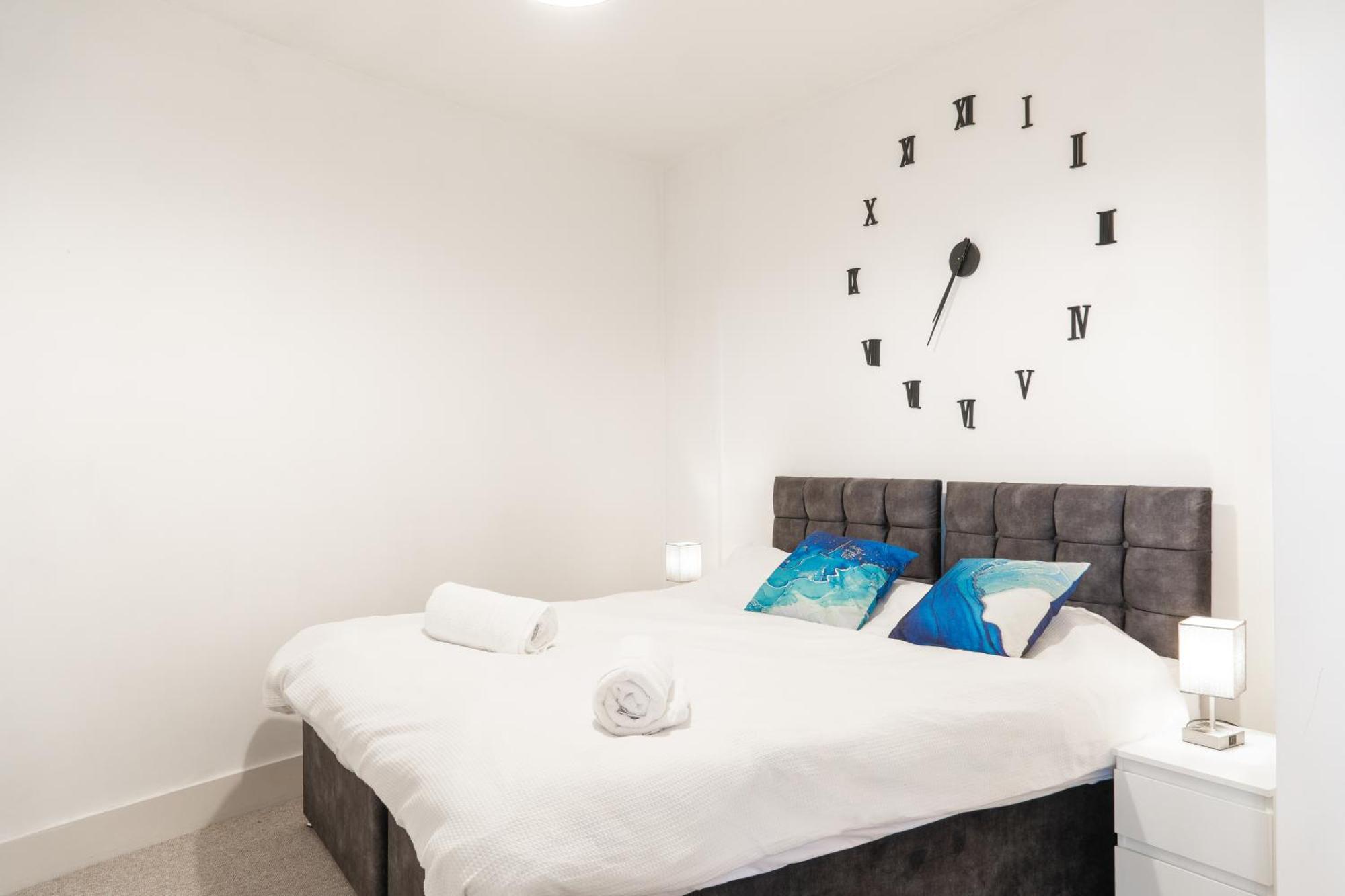 The Regency Suite - Modern 2-Bed 1-Bath Apartment เชิร์ทซีย์ ภายนอก รูปภาพ