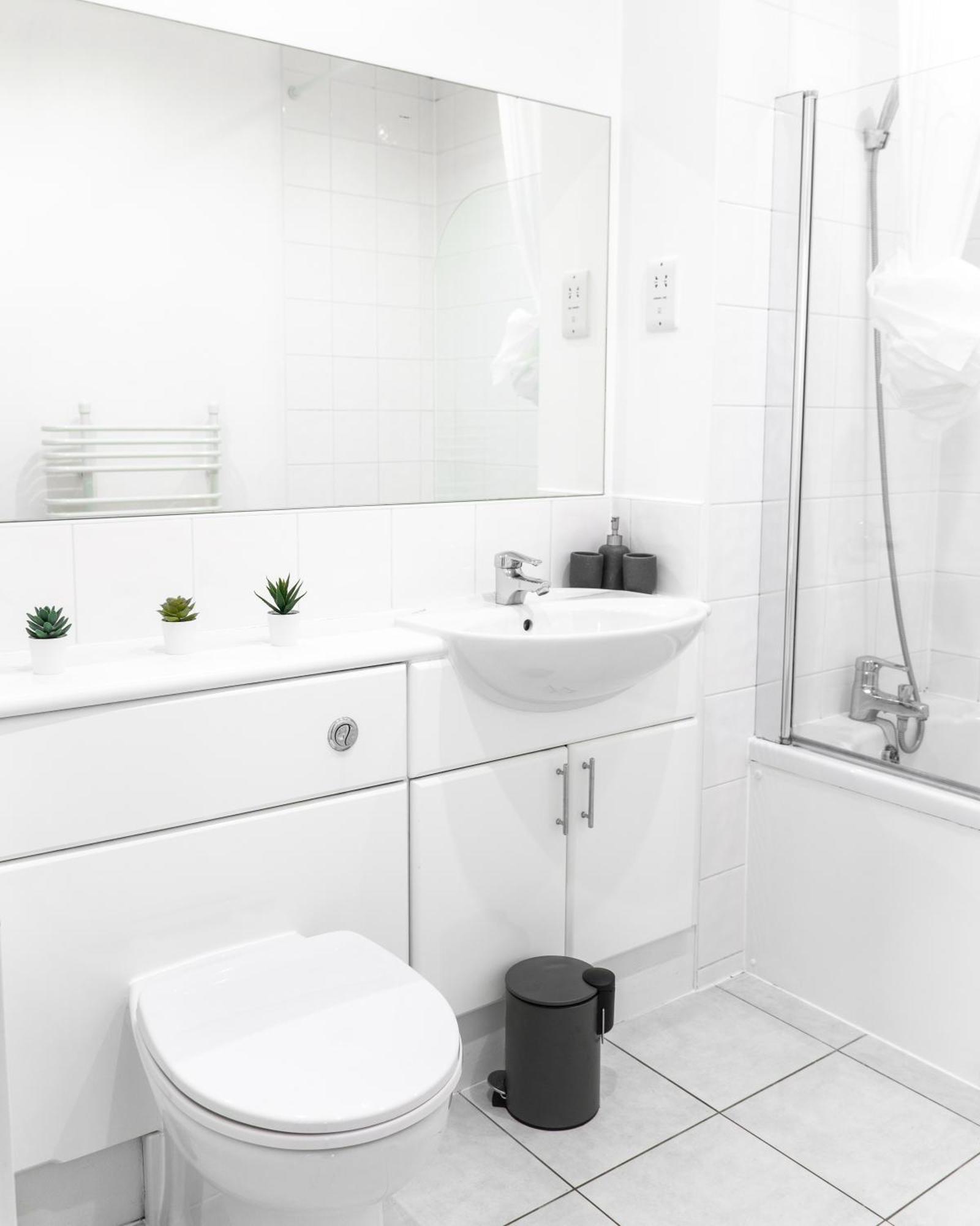 The Regency Suite - Modern 2-Bed 1-Bath Apartment เชิร์ทซีย์ ภายนอก รูปภาพ