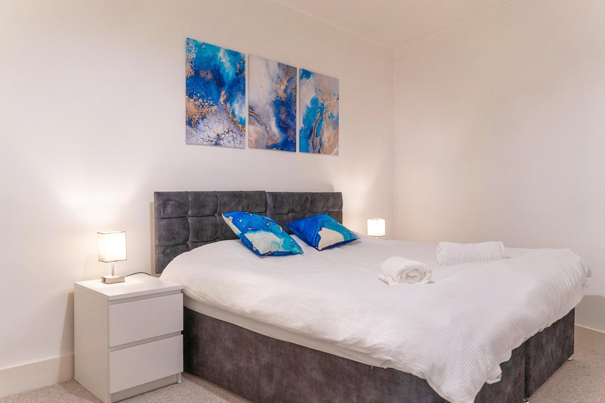 The Regency Suite - Modern 2-Bed 1-Bath Apartment เชิร์ทซีย์ ภายนอก รูปภาพ