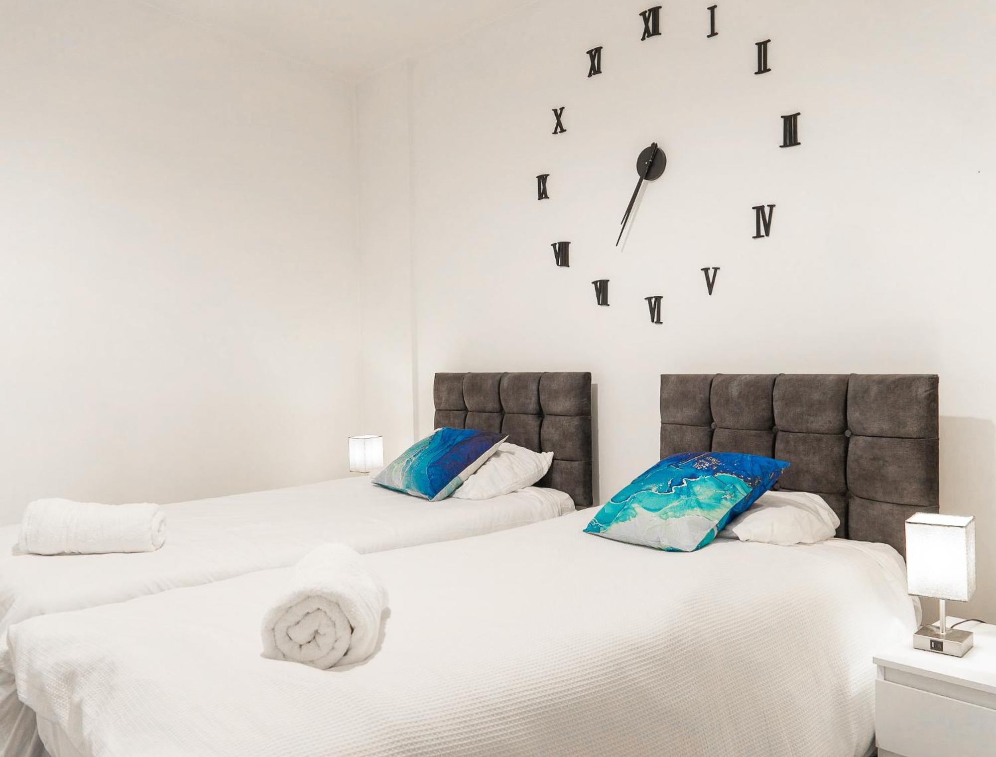 The Regency Suite - Modern 2-Bed 1-Bath Apartment เชิร์ทซีย์ ภายนอก รูปภาพ