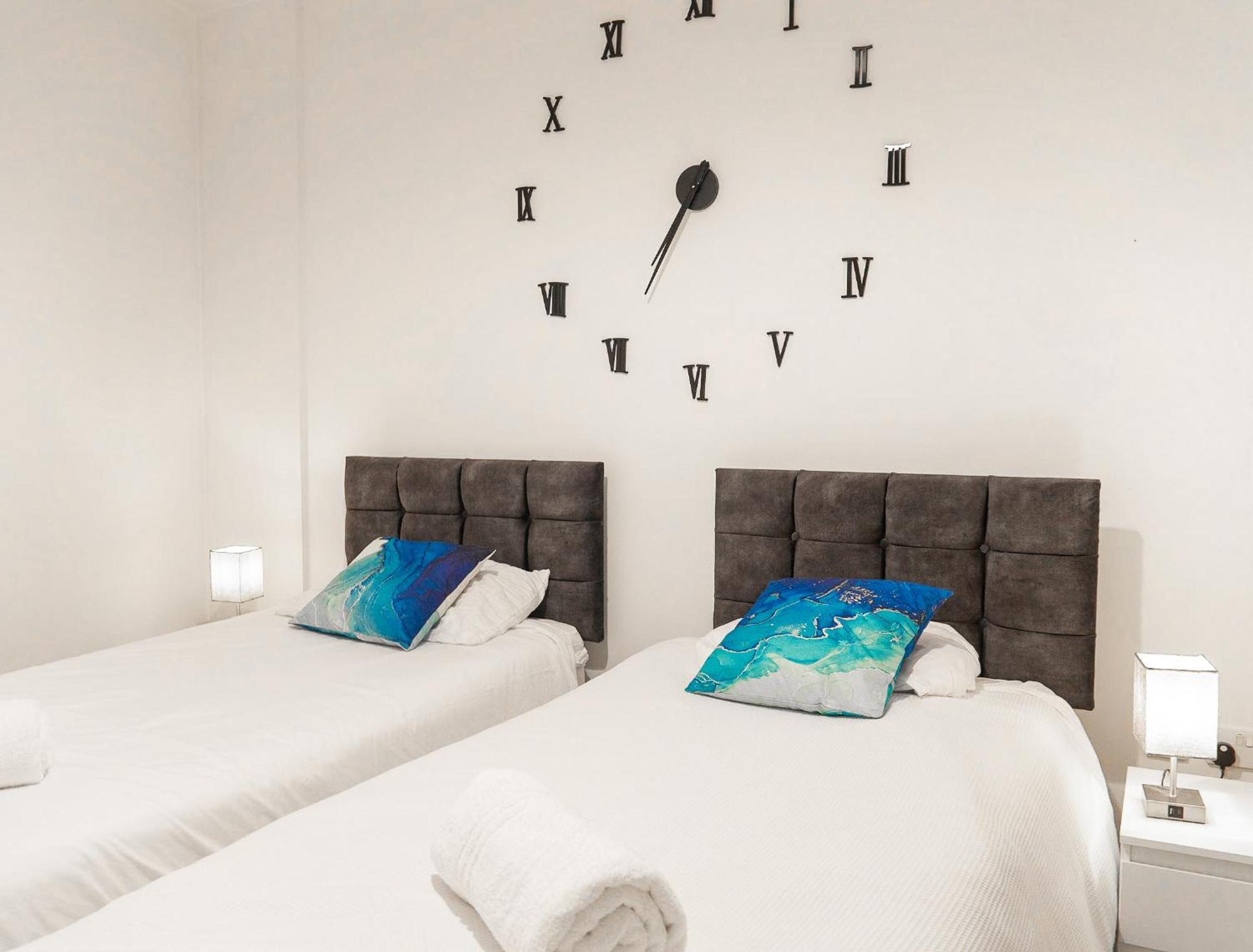 The Regency Suite - Modern 2-Bed 1-Bath Apartment เชิร์ทซีย์ ภายนอก รูปภาพ