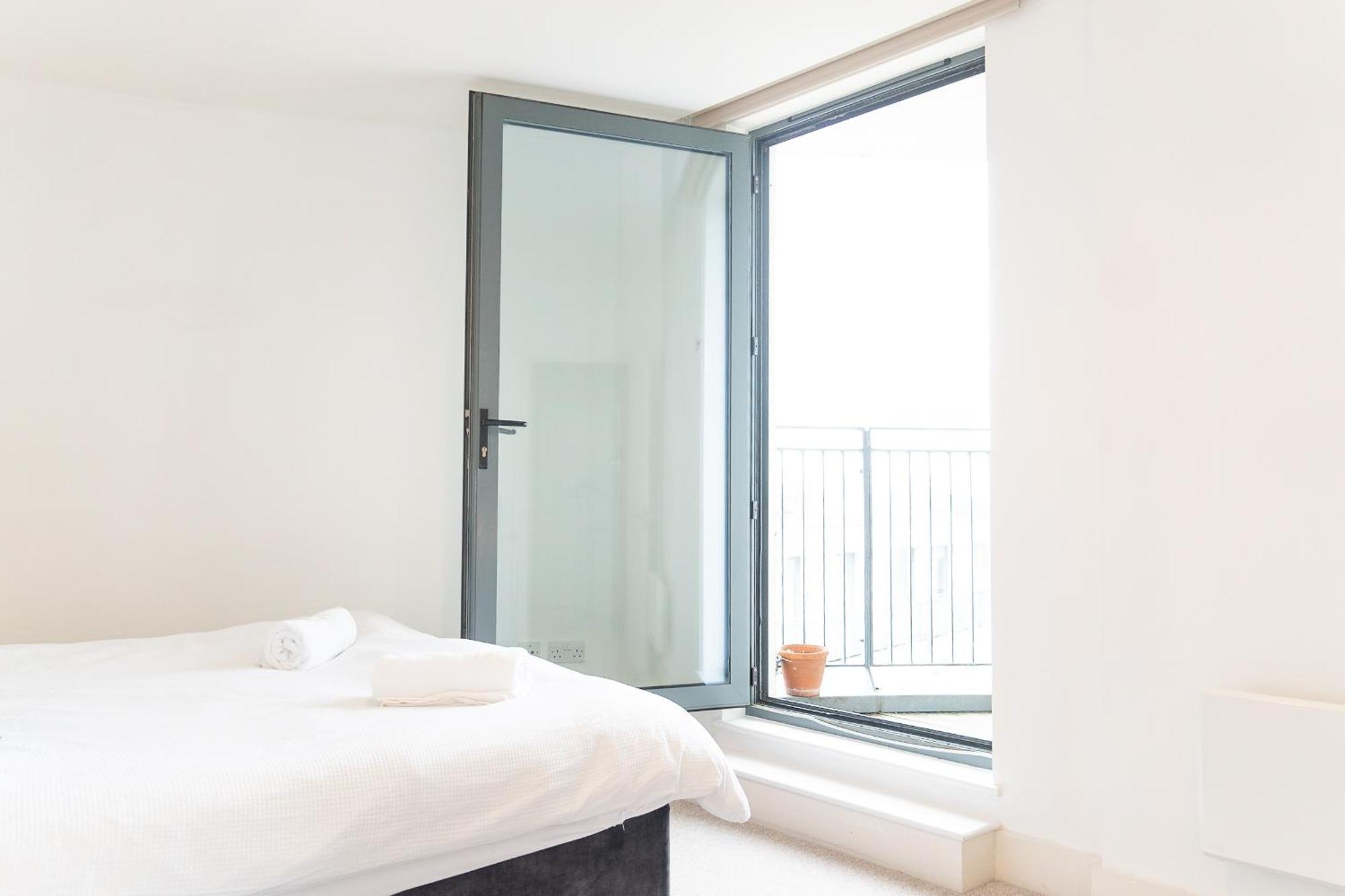 The Regency Suite - Modern 2-Bed 1-Bath Apartment เชิร์ทซีย์ ภายนอก รูปภาพ