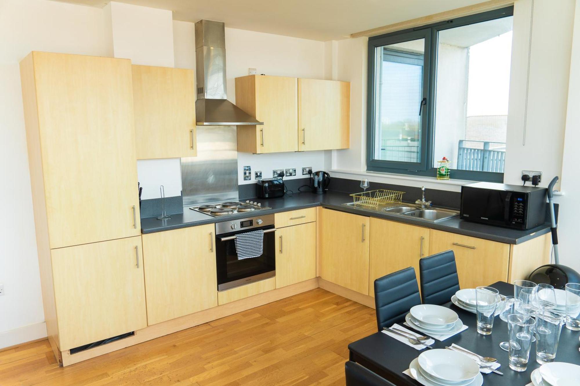 The Regency Suite - Modern 2-Bed 1-Bath Apartment เชิร์ทซีย์ ภายนอก รูปภาพ