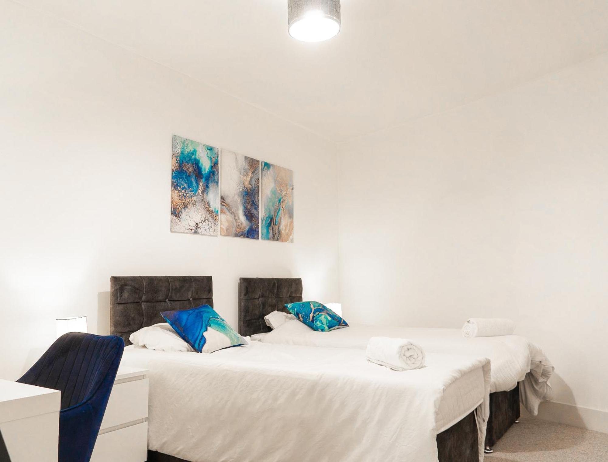 The Regency Suite - Modern 2-Bed 1-Bath Apartment เชิร์ทซีย์ ภายนอก รูปภาพ