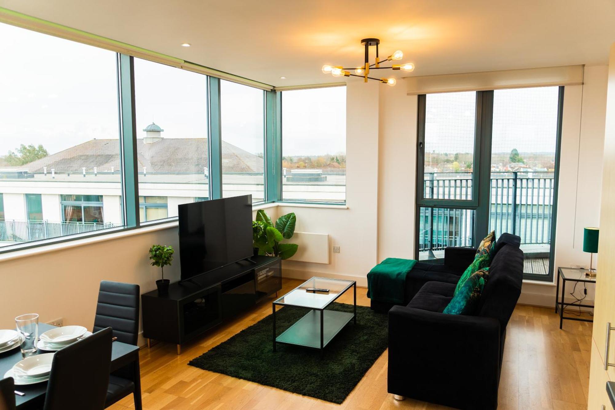 The Regency Suite - Modern 2-Bed 1-Bath Apartment เชิร์ทซีย์ ภายนอก รูปภาพ