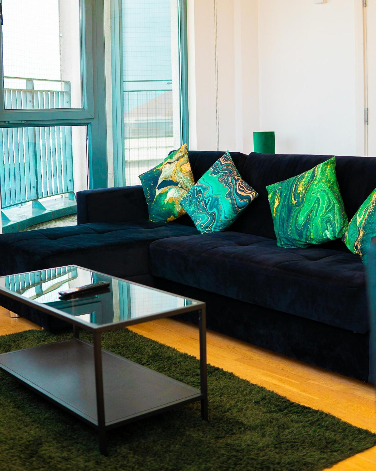 The Regency Suite - Modern 2-Bed 1-Bath Apartment เชิร์ทซีย์ ภายนอก รูปภาพ
