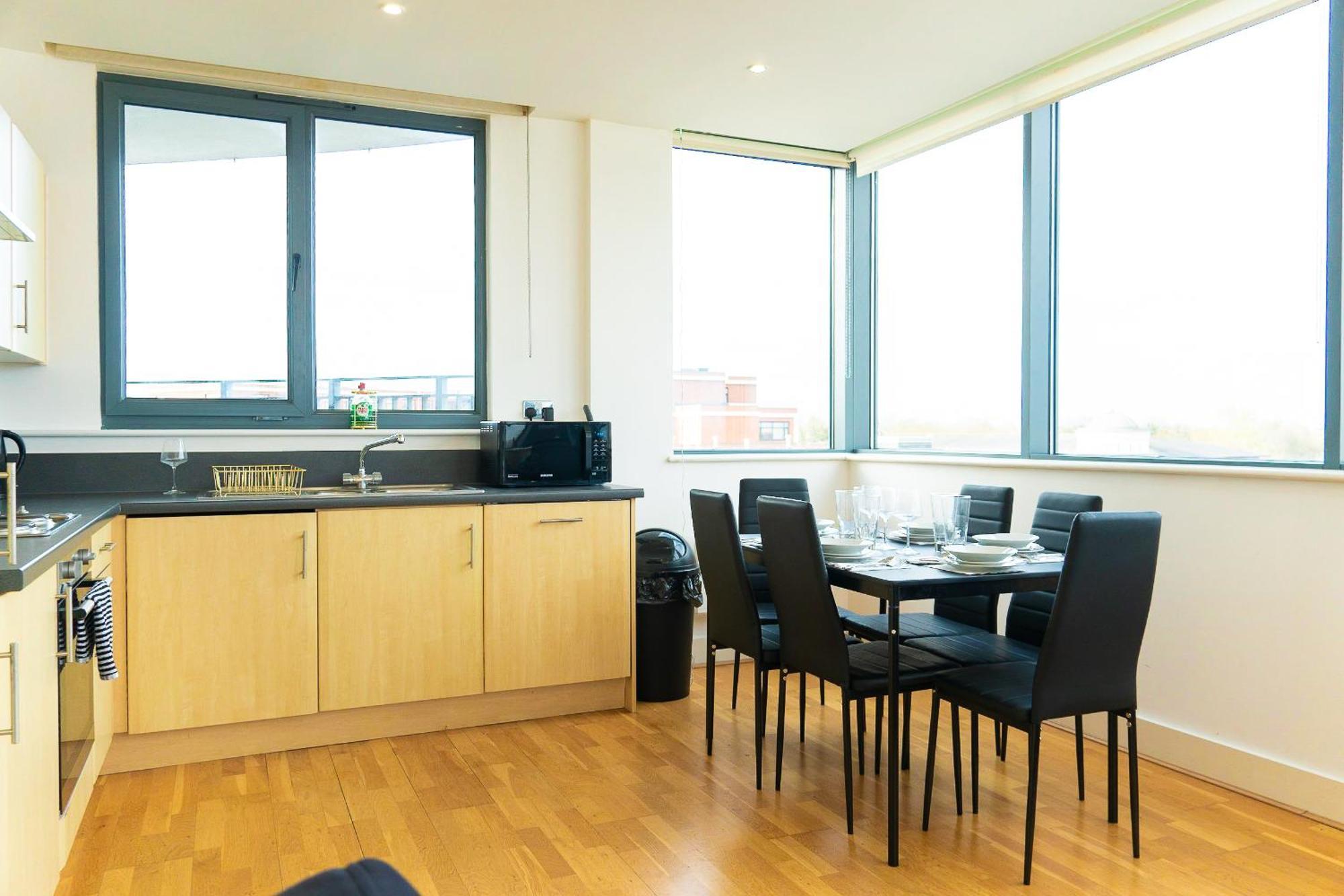 The Regency Suite - Modern 2-Bed 1-Bath Apartment เชิร์ทซีย์ ภายนอก รูปภาพ