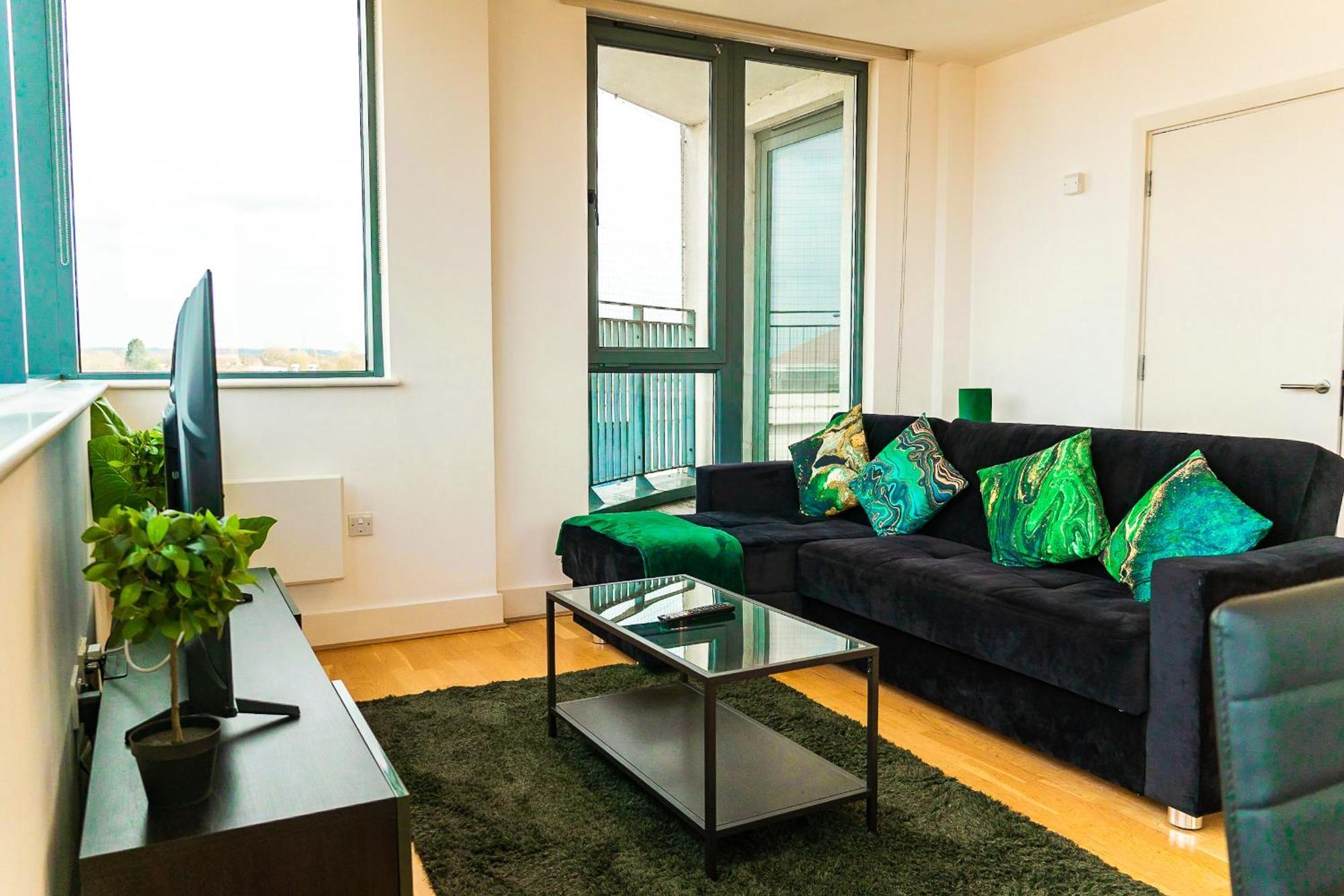 The Regency Suite - Modern 2-Bed 1-Bath Apartment เชิร์ทซีย์ ภายนอก รูปภาพ