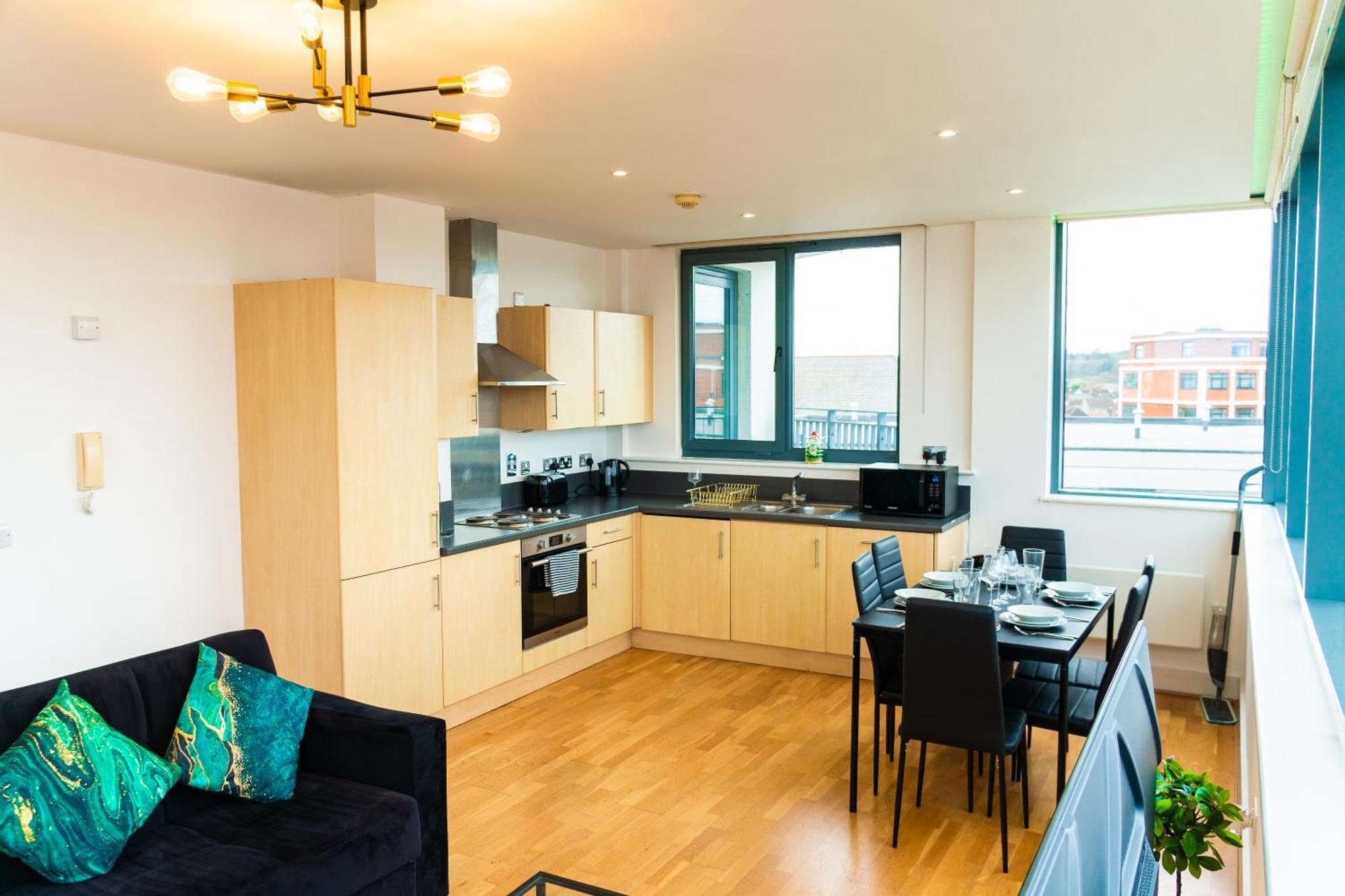 The Regency Suite - Modern 2-Bed 1-Bath Apartment เชิร์ทซีย์ ภายนอก รูปภาพ